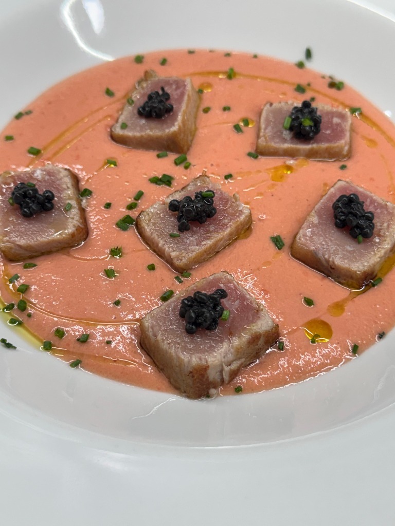 Tataki de Atún sobre Salmorejo